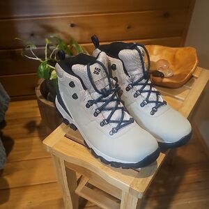 Mens Size 10 Columbia Hiking Boots. Like New Condition, Never Worn